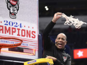 Raleigh principales historias deportivas Mack Brown despedido, Bill Belichick contratado, NC State en la Final Four