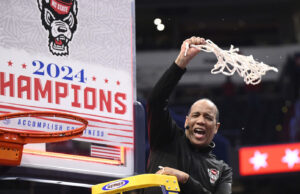 Raleigh principales historias deportivas Mack Brown despedido, Bill Belichick contratado, NC State en la Final Four