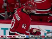 Paul Cotter con un gol contra Carolina Hurricanes