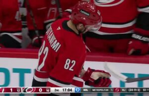 Paul Cotter con un gol contra Carolina Hurricanes