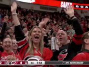 Jack Roslovic con un gol contra los New Jersey Devils