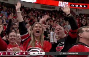 Jack Roslovic con un gol contra los New Jersey Devils