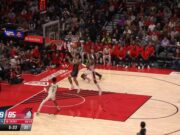 Jerami Grant se levanta para bloquear el disparo.