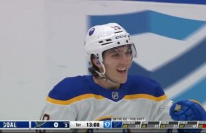 Peyton Krebs con un gol contra St. Louis Blues