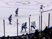 Alex Newhook con un gol contra Tampa Bay Lightning