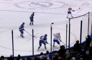 Alex Newhook con un gol contra Tampa Bay Lightning