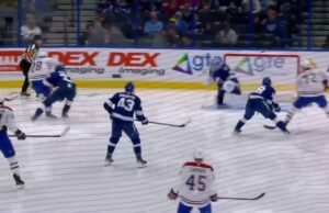 Brandon Hagel con un gol contra Montréal Canadiens