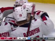 Nic Dowd con un gol contra Detroit Red Wings