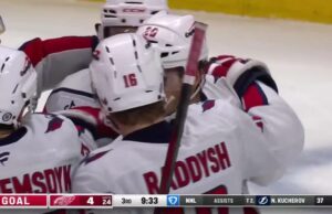 Nic Dowd con un gol contra Detroit Red Wings