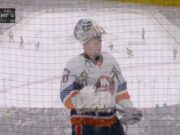 Anders Lee con un gol contra los Pingüinos de Pittsburgh