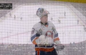 Anders Lee con un gol contra los Pingüinos de Pittsburgh