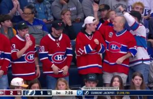 Christian Dvorak con un gol contra Tampa Bay Lightning