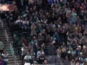 Jared McCann con un gol contra el Utah Hockey Club