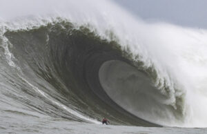 Un surfista de Santa Cruz montó una posible ola de los Mavericks de 108 pies de altura, récord mundial