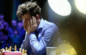 El campeón mundial de ajedrez se niega a cambiarse los jeans y se retira de la competencia