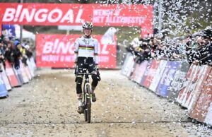 Fem van Empel logra una victoria en solitario mientras Marianne Vos persigue el quinto lugar en la brutalmente fría Copa del Mundo de Besançon