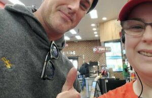 Taylor Kinney se detiene en la tienda Sheetz en el condado de Lancaster | Entretenimiento