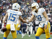 Justin Herbert brilla cuando los Chargers obtienen una impresionante victoria sobre los Patriots para asegurarse un lugar en los playoffs
