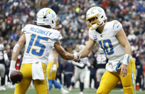 Justin Herbert brilla cuando los Chargers obtienen una impresionante victoria sobre los Patriots para asegurarse un lugar en los playoffs