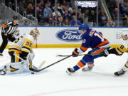 Alineación proyectada de los pingüinos y notas contra los isleños