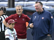 El entrenador de Carolina del Sur, Shane Beamer, debe ser inmovilizado después de que Bret Bielema de Illinois se burlara de la banda de USC con un gesto de sustitución.