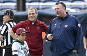 El entrenador de Carolina del Sur, Shane Beamer, debe ser inmovilizado después de que Bret Bielema de Illinois se burlara de la banda de USC con un gesto de sustitución.