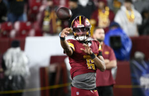 Los comandantes aseguran un lugar en los playoffs con un pase de touchdown sobre los Falcons en tiempo extra