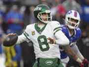 Aaron Rodgers penalizado por un mal golpe tardío después de lanzar una intercepción en una derrota aplastante ante los Bills