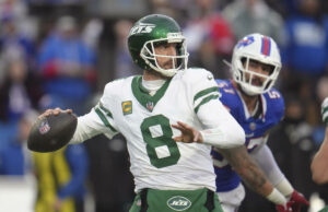 Aaron Rodgers penalizado por un mal golpe tardío después de lanzar una intercepción en una derrota aplastante ante los Bills