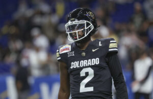 Shedeur Sanders aparentemente se presenta como la primera selección del Draft de la NFL con zapatos de los New York Giants