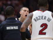 Amen Thompson lanza a Tyler Herro a la cancha, provocando pelea en la victoria del Heat sobre los Rockets