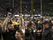 La histórica temporada de fútbol de los Ducks impulsa las ventas de mercancías y ayuda a los deportes más pequeños en la Universidad de Oregon