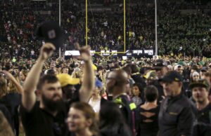 La histórica temporada de fútbol de los Ducks impulsa las ventas de mercancías y ayuda a los deportes más pequeños en la Universidad de Oregon