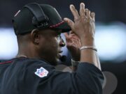 Raheem Morris explica que no utilizó el tiempo muerto al final del reglamento