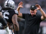 ¿Será Jon Gruden candidato a entrenador en 2025?