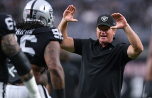 ¿Será Jon Gruden candidato a entrenador en 2025?