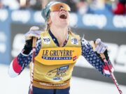 Jessie Diggins logra su primera victoria en un clásico de la Copa del Mundo de esquí de fondo en un gran avance