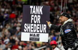 Shedeur Sanders muestra zapatos con temática de los Gigantes antes del juego de bolos