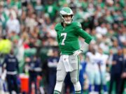 Kenny Pickett deja el juego y los Eagles toman ventaja de 27-7