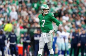 Kenny Pickett deja el juego y los Eagles toman ventaja de 27-7