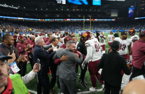 Kevin Durant se une al vestuario de los Commanders después de la victoria en los playoffs y se enfrenta a Jahmyr Gibbs de los Lions