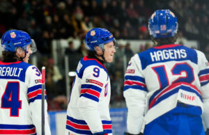 Jugadores de hockey masculino de Boston College en el juego por la medalla de oro mundial juvenil
