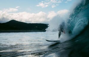 Surfista estadounidense atrapa una ola enorme y posiblemente establece un nuevo récord mundial