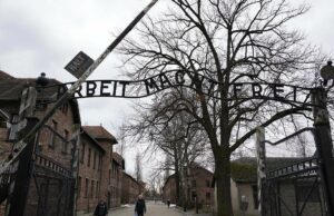 Personas de todo el mundo conmemoran el 80 aniversario del Holocausto