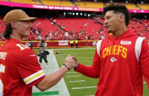 Los jugadores de los Reales visitan Arrowhead Stadium antes del juego de campeonato de la AFC