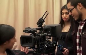 Los estudiantes de la escuela de la escuela comunitaria en Sanger aprenden a transmitir deportes en vivo y eventos especiales