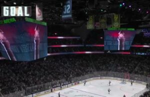 Chandler Stephenson con un gol contra Vancouver Canucks