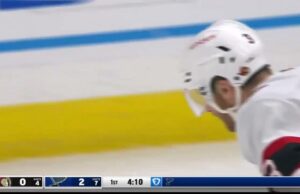 Brandon Saad con un gol contra los Senadores de Ottawa