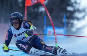 La campeona olímpica Sara Hector gana el slalom gigante de la Copa del Mundo mientras la líder Federica Brignone cae