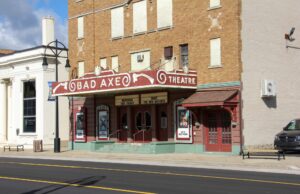 El propietario del teatro Thumb y de la bolera se adapta a la industria y a los cambios estacionales